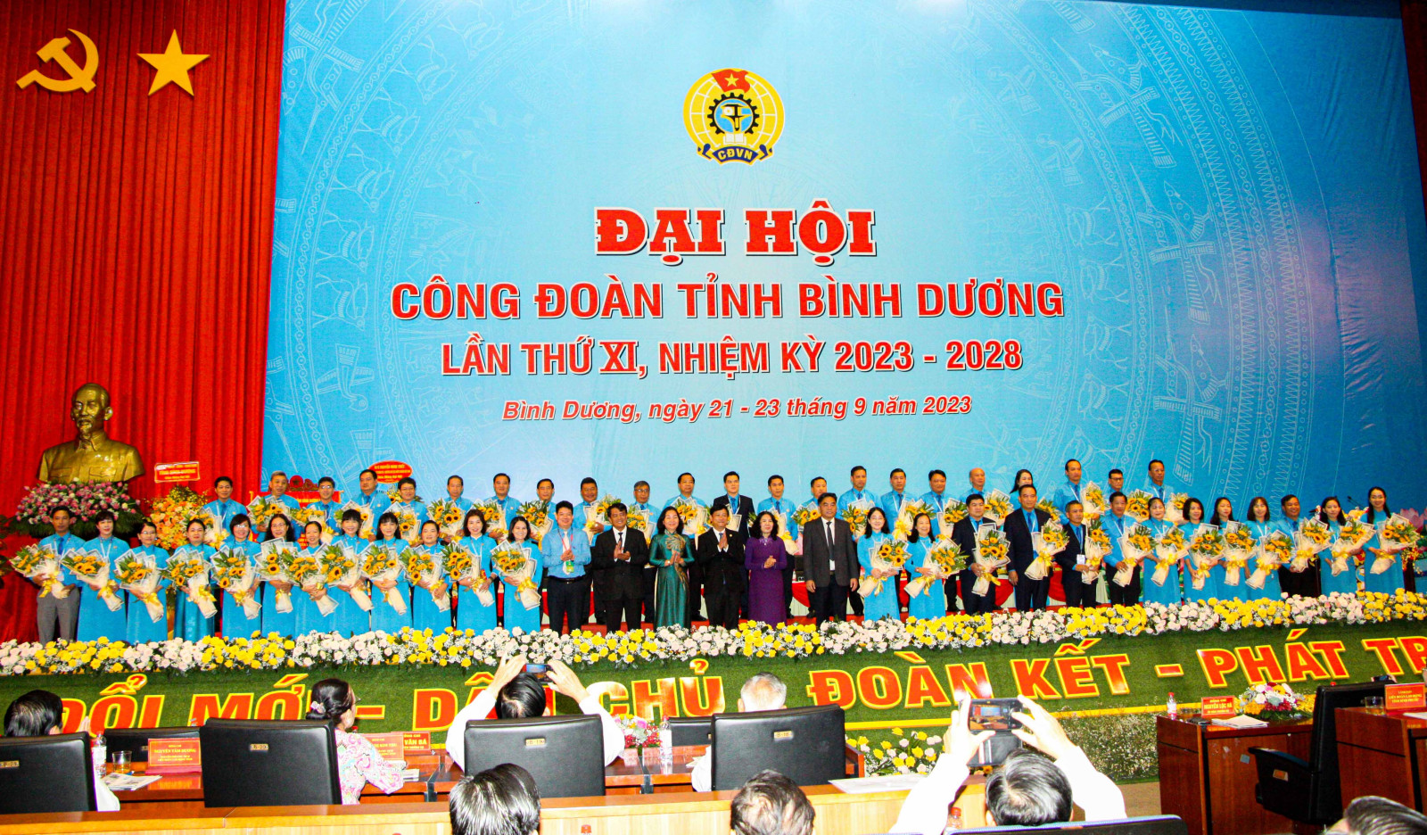 Lãnh đạo tỉnh Bình Dương, đại  diện Tổng Liên đoàn Lao động Việt Nam tặng  hoa chúc mừng Ban Chấp hành Liên đoàn Lao động tỉnh Bình Dương khóa mới (Ảnh: Quốc Chiến).